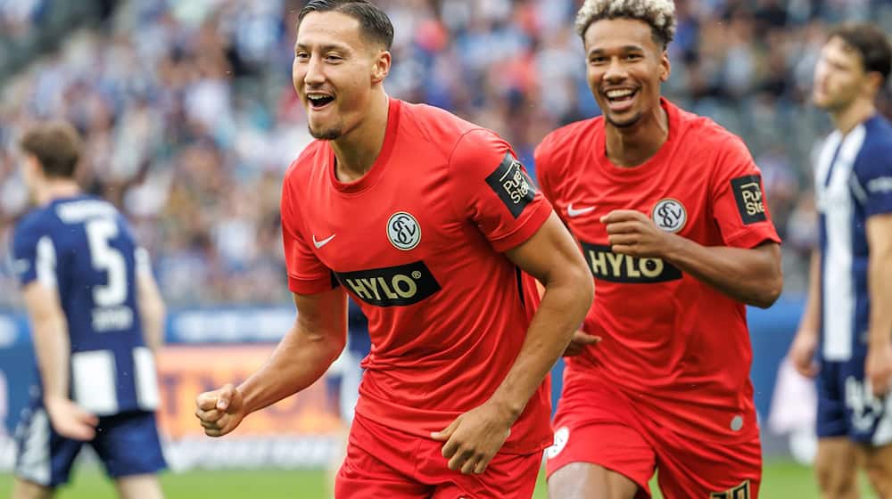 Traf doppelt für Elversberg: Younes Ebnoutalib (l). / Foto: Andreas Gora/dpa