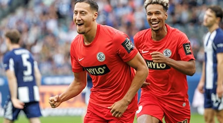 Traf doppelt für Elversberg: Younes Ebnoutalib (l). / Foto: Andreas Gora/dpa