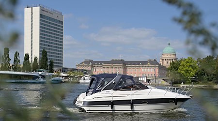 Im ersten Halbjahr 2025 kamen etwas weniger Touristen nach Brandenburg als im Vorjahr. (Symbolbild) / Foto: Michael Bahlo/dpa