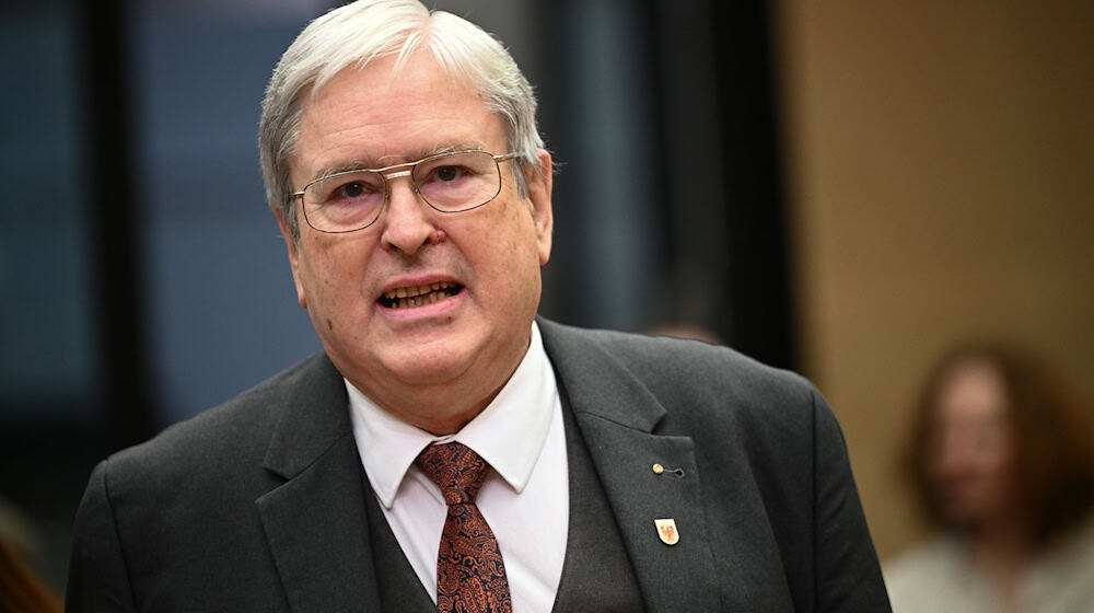 Brandenburgs Ex-Wirtschaftsminister Steinbach will eine Beratertätigkeit bei einer Anwaltskanzlei aufnehmen. Es wird geprüft, ob Interessenkonflikte bestehen. (Archivbild) / Foto: Sebastian Christoph Gollnow/dpa