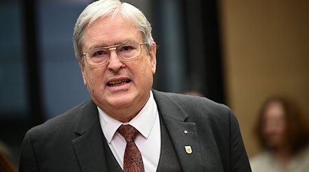 Brandenburgs Ex-Wirtschaftsminister Steinbach will eine Beratertätigkeit bei einer Anwaltskanzlei aufnehmen. Es wird geprüft, ob Interessenkonflikte bestehen. (Archivbild) / Foto: Sebastian Christoph Gollnow/dpa