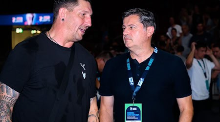 Würden sich über einen Handball-Standort München freuen: Füchse-Sportvorstand Stefan Kretzschmar (l) und Dyn-Gründer Christian Seifert. / Foto: Marco Wolf/dpa