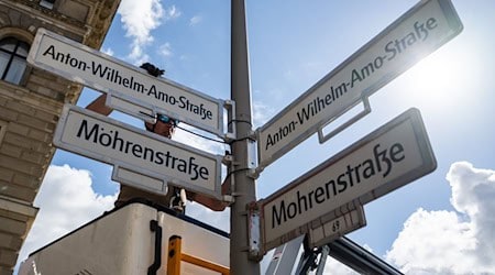 Nach einem juristischen Hin und Her am Freitag kann die Mohrenstraße an diesem Samstag wie geplant umbenannt werden. / Foto: Christophe Gateau/dpa
