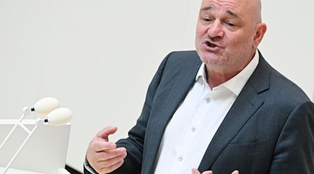 Brandenburgs Finanzminister Robert Crumbach (BSW) äußert sich zur Debatte über das Vorgehen Israels im Gaza-Krieg. (Archivbild) / Foto: Jens Kalaene/dpa