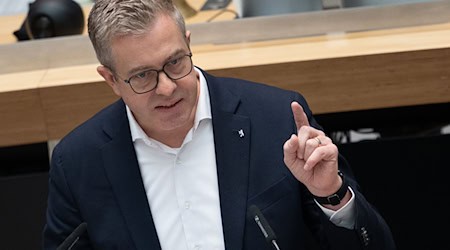 Finanzsenator Stefan Evers (CDU)  geht gerne in den Tierpark Friedrichsfelde, um den Kopf freizubekommen. (Archivbild) / Foto: Sebastian Christoph Gollnow/dpa