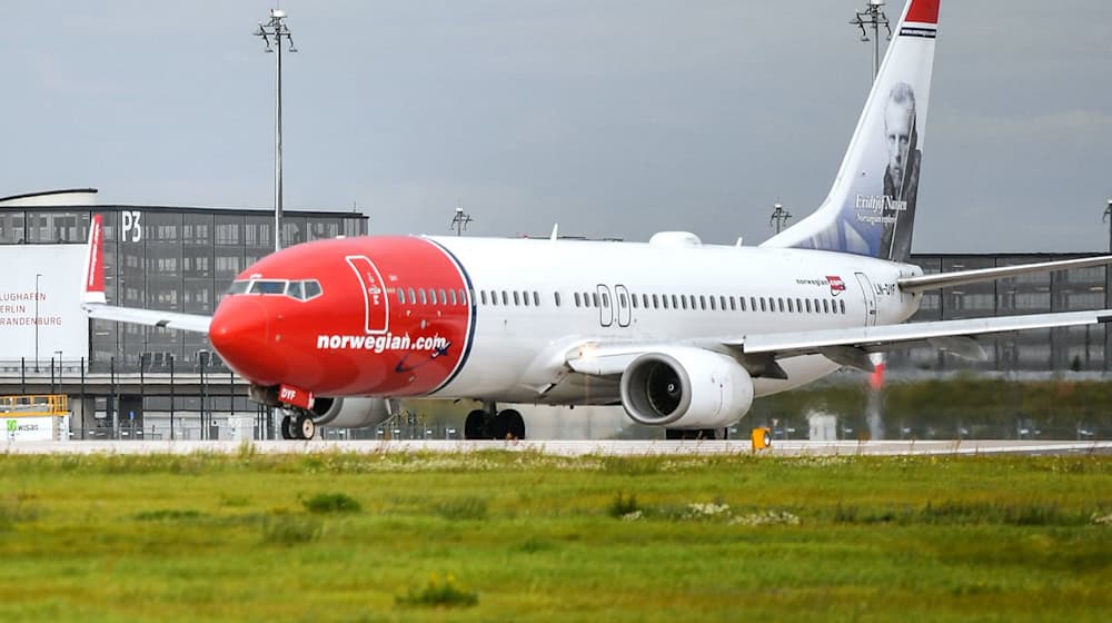 Ein Flugzeug am Flughafen BER: Eine Norwegian-Maschine musste nach dem Start wegen einer Triebwerksanzeige zurückkehren. (Symbolbild) / Foto: Patrick Pleul/zb/dpa