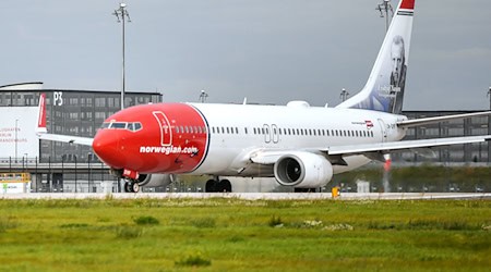Ein Flugzeug am Flughafen BER: Eine Norwegian-Maschine musste nach dem Start wegen einer Triebwerksanzeige zurückkehren. (Symbolbild) / Foto: Patrick Pleul/zb/dpa