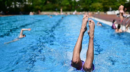 Ein Mann springt im Sommerbad Kreuzberg ins Becken. (Archivbild) / Foto: Sebastian Christoph Gollnow/dpa