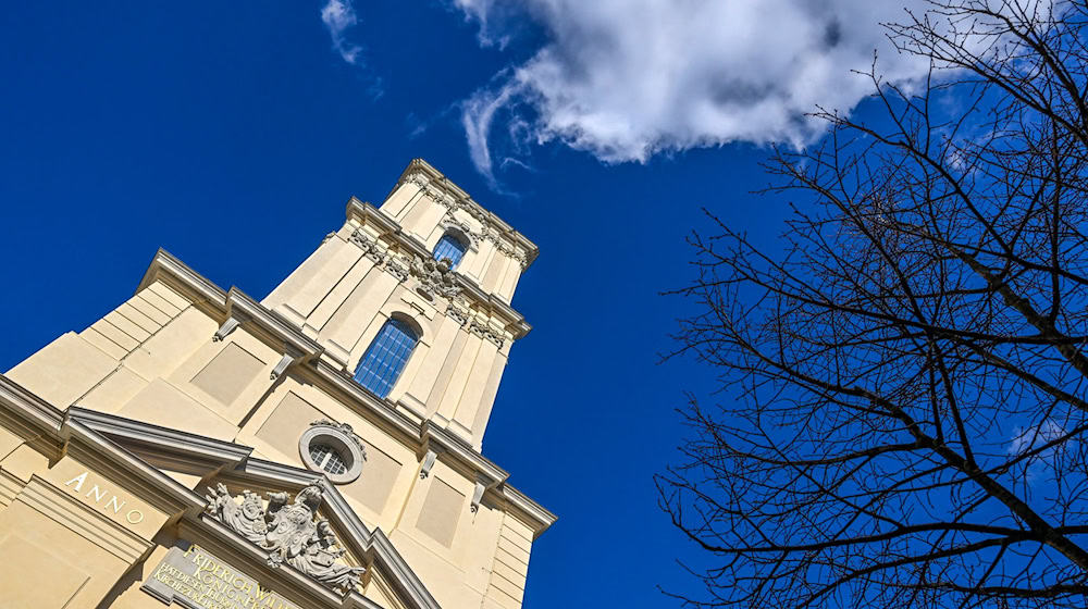 Er ist rund 60 Meter hoch - der Turm der Garnisonkirche in Potsdam mit Ausstellung, Besucher-Plattform und Kapelle. (Archivbild) / Foto: Jens Kalaene/dpa