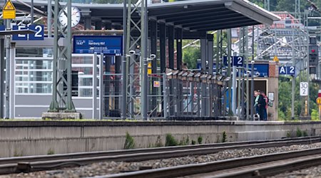 Der Startschuss für die Generalsanierung der Bahnstrecke Hamburg - Berlin ist gefallen.  / Foto: Jens Büttner/dpa
