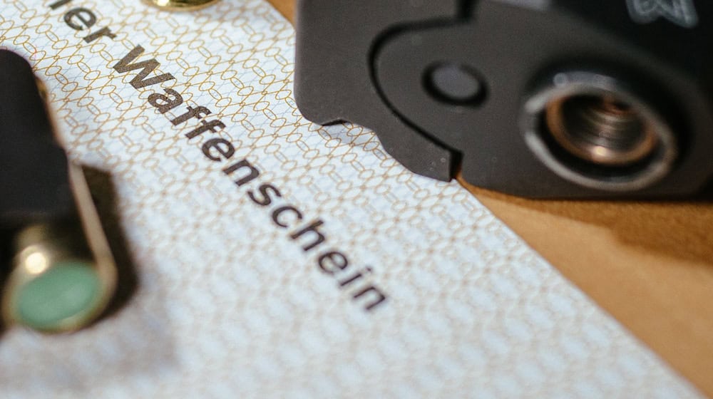 Die Zahl Kleiner Waffenscheine ist in Brandenburg gestiegen. (Archivbild) / Foto: Oliver Killig/dpa-Zentralbild/dpa