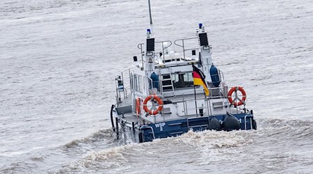 Die aufgelaufene Jacht wurde laut Polizei erst mit ihrem eigenen und später noch mit einem zusätzlichen Anker gesichert. (Symbolbild) / Foto: Bernd Thissen/dpa