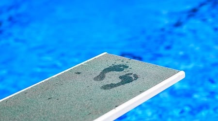 Die Zahl der Delikte in Schwimmbädern hat in Brandenburg zuletzt zugenommen. (Symbolbild) / Foto: Julian Stratenschulte/dpa