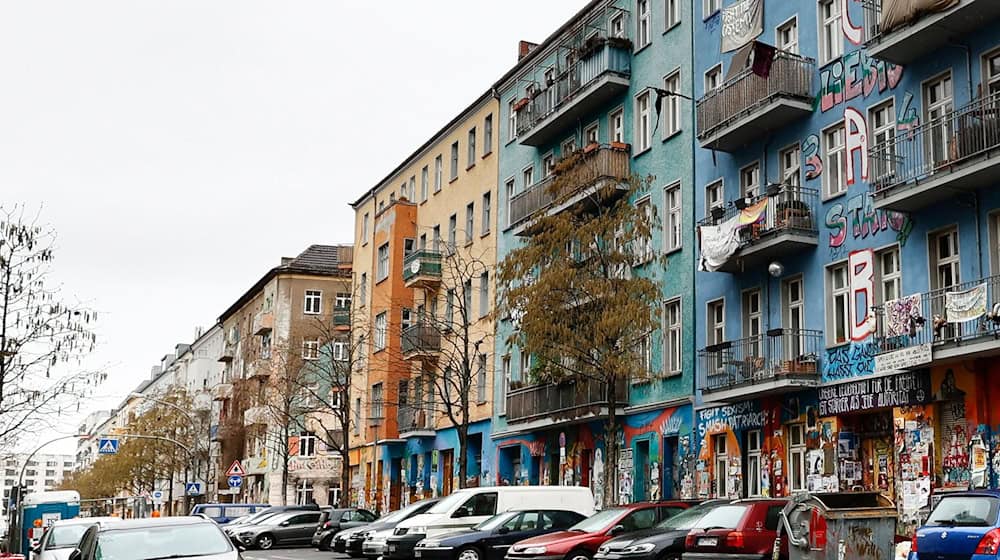 Die Polizei durchsucht ein bekanntes Haus der linksextremen Szene in Berlin-Friedrichshain. (Archivbild) / Foto: Carsten Koall/dpa