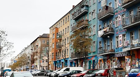 Die Polizei durchsucht ein bekanntes Haus der linksextremen Szene in Berlin-Friedrichshain. (Archivbild) / Foto: Carsten Koall/dpa