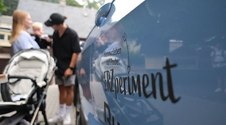 Dem Berliner Großstadttrubel entflohen: Philipp Jäger lebt und arbeitet mit Frau und Kind für mehrere Wochen im Erzgebirge - auf Probe. / Foto: Sebastian Willnow/dpa