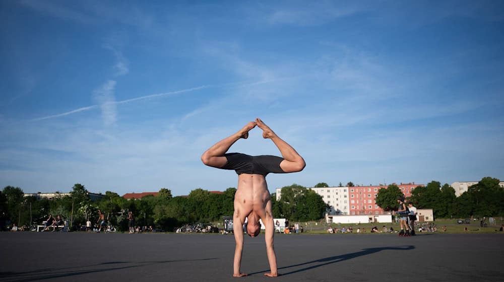 Das Tempelhofer Feld wird zu sehr unterschiedlichen Freizeitaktivitäten genutzt. (Archivfoto) / Foto: Sebastian Gollnow/dpa
