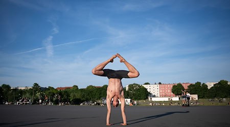 Das Tempelhofer Feld wird zu sehr unterschiedlichen Freizeitaktivitäten genutzt. (Archivfoto) / Foto: Sebastian Gollnow/dpa