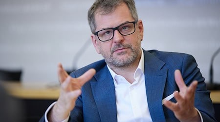 Fraktionschef Werner Graf soll die Grünen 2026 als Spitzenkandidat in die Wahl zum Berliner Abgeordnetenhaus führen.  / Foto: Joerg Carstensen/dpa