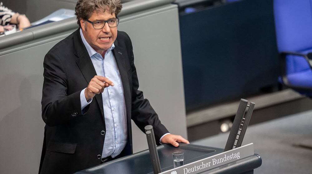 Michael Kellner fordert eine E-Auto-Förderung insbesondere im ländlichen Raum. (Archivbild) / Foto: Michael Kappeler/dpa