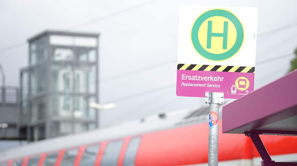 Statt Zügen rollt seit Freitag ein umfangreicher Ersatzverkehr mit Bussen entlang der Bahnstrecke Hamburg-Berlin. / Foto: Manuel Genolet/dpa