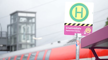 Statt Zügen rollt seit Freitag ein umfangreicher Ersatzverkehr mit Bussen entlang der Bahnstrecke Hamburg-Berlin. / Foto: Manuel Genolet/dpa