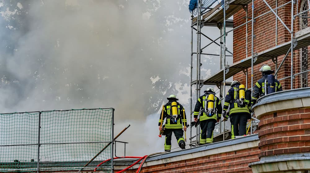 Die Feuerwehr war mit rund 100 Kräften auf dem Friedhof im Einsatz. (Archivbild) / Foto: Patrick Pleul/dpa
