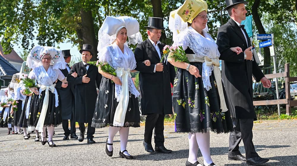 Bei dem Trachtenfest geht es besonders um wendische Bräuche. (Archivbild) / Foto: Patrick Pleul/dpa