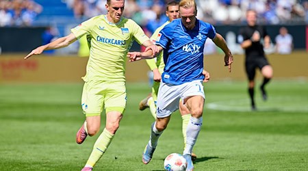 Herthas Niklas Kolbe (l) und Darmstadts Isac Lidberg kämpfen um den Ball. / Foto: Uwe Anspach/dpa