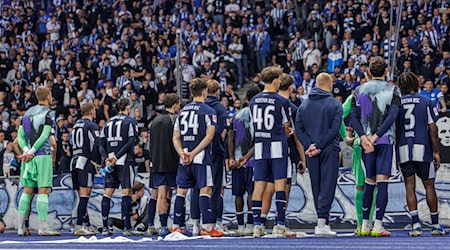 Herthas Profis müssen ein lautes Pfeifkonzert über sich ergehen lassen.  / Foto: Andreas Gora/dpa