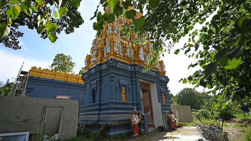 Von außen ist der Hindutempel schon fast fertig. (Archivbild) / Foto: Malin Wunderlich/dpa
