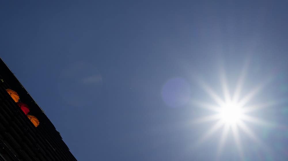 Die Sonne scheint auf Berlin und Brandenburg und bringt hohe Temperaturen mit sich. (Symbolbild) / Foto: Soeren Stache/dpa
