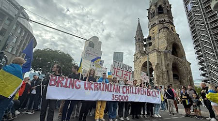 Menschen nehmen an der Demonstration unter dem Motto «Zukunft braucht Erinnerung» teil. / Foto: Paul Zinken/dpa