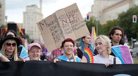 Rund 300 Menschen ziehen mit Musik bei der "Inta* Pride Berlin 2025" durch Berlin. / Foto: Manuel Genolet/dpa