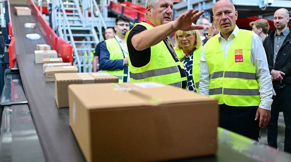 Berlins Regierender Bürgermeister besuchte im Bezirk Spandau ein Postverteilzentrum. Dafür legte er auch selbst Hand an. / Foto: Sebastian Christoph Gollnow/dpa