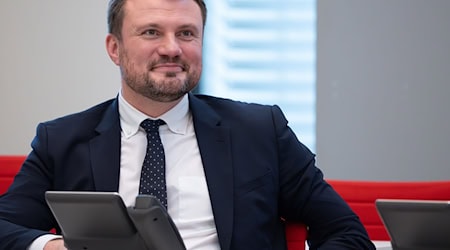 Wie kann der Weg hin zur CO2-Reduzierung für Unternehmen gelingen? Brandenburgs Wirtschaftsminister Daniel Keller (SPD) will mit Unternehmen bei einer Industriekonferenz im September beraten. (Archivbild)  / Foto: Soeren Stache/dpa