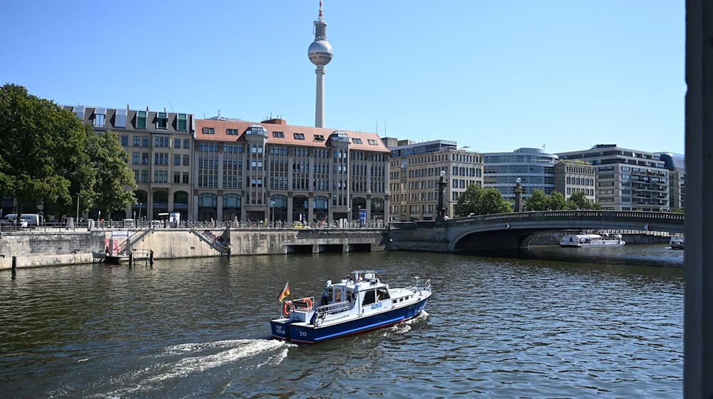 Ein Wasserschutzpolizeiboot patrouilliert auf der Spree. (Archivbild)  / Foto: Shireen Broszies/dpa