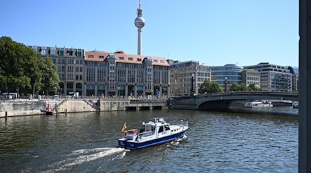 Ein Wasserschutzpolizeiboot patrouilliert auf der Spree. (Archivbild)  / Foto: Shireen Broszies/dpa