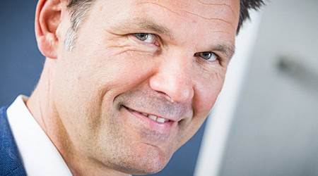 Steffen Krach will den Abwärtstrend seiner SPD als Spitzenkandidat in Berlin stoppen. / Foto: Moritz Frankenberg/dpa