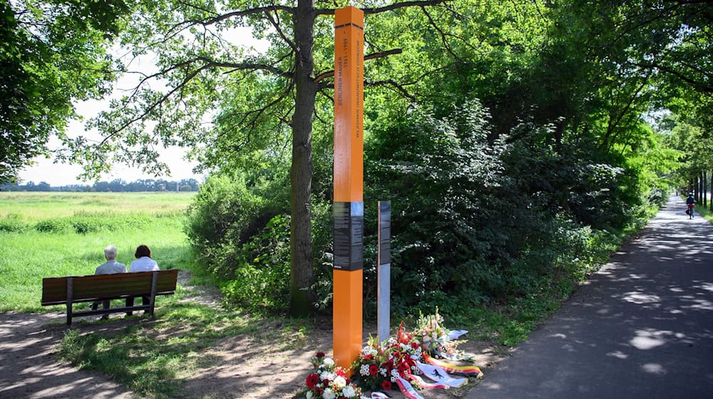 In Seeburg in der Gemeinde Dallgow-Döberitz erinnert eine Gedenkstele an ein Todesopfer an der Berliner Mauer. (Archivbild)  / Foto: Soeren Stache/dpa-Zentralbild/dpa