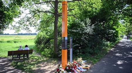 In Seeburg in der Gemeinde Dallgow-Döberitz erinnert eine Gedenkstele an ein Todesopfer an der Berliner Mauer. (Archivbild)  / Foto: Soeren Stache/dpa-Zentralbild/dpa