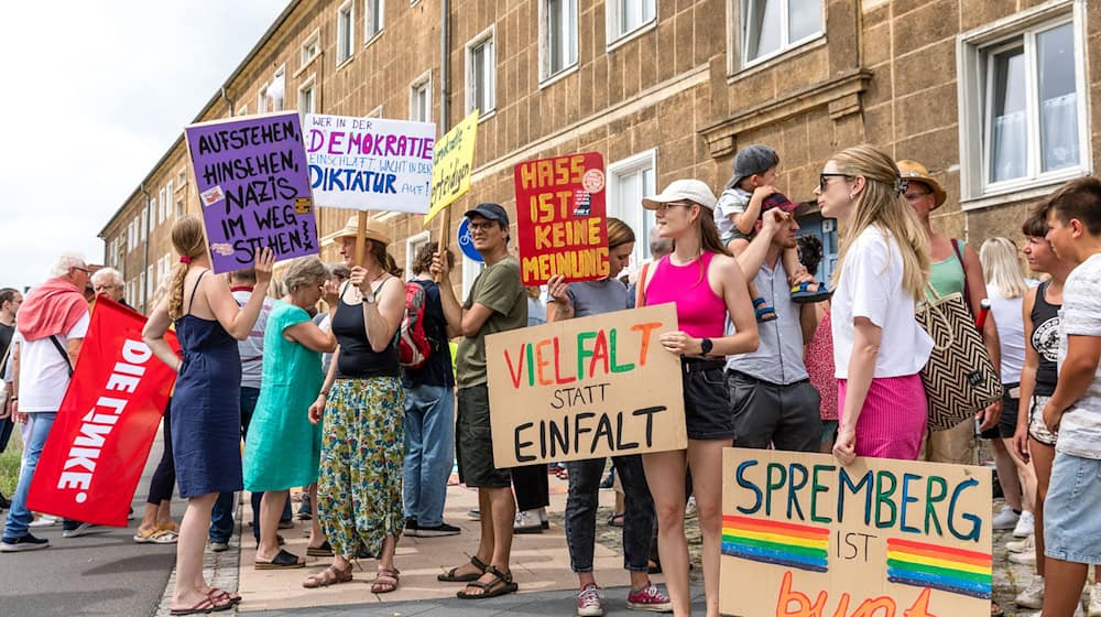 Bei der Gegendemo sind Plakate im Einsatz, auf denen steht etwa «Spremberg ist bunt» oder auch «Vielfalt statt Einfalt». / Foto: Frank Hammerschmidt/dpa