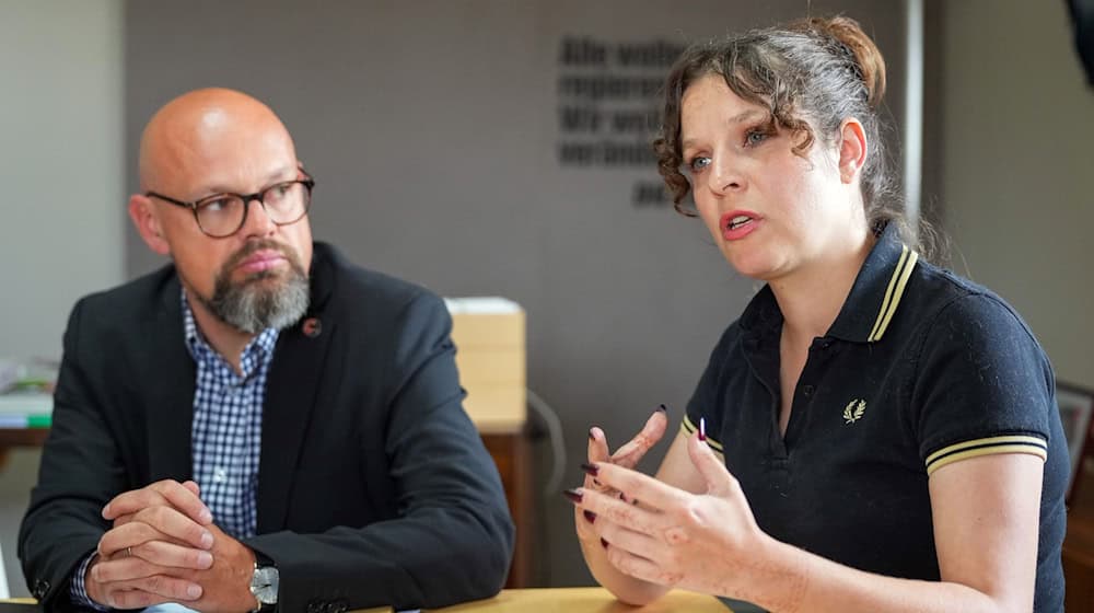 Die Berliner Linken-Fraktionschefs Anne Helm und Tobias Schulze wollen mehr günstige Mietwohnungen.  / Foto: Soeren Stache/dpa