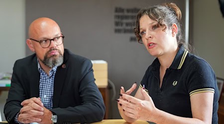 Die Berliner Linken-Fraktionschefs Anne Helm und Tobias Schulze wollen mehr günstige Mietwohnungen.  / Foto: Soeren Stache/dpa