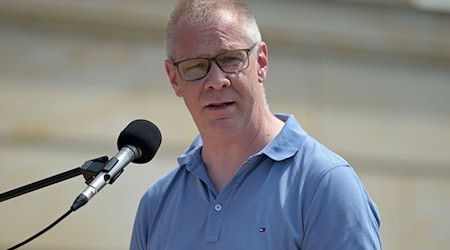 Der Brandenburger Antisemitismusbeauftragte Andreas Büttner wehrt sich gegen Kritik bis hin zur Forderung nach seinem Austritt aus der Linkspartei. (Archivbild) / Foto: Michael Bahlo/dpa