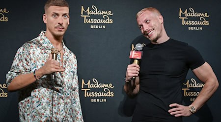 Die Wachsfigur von Felix Lobrecht steht jetzt bei Madame Tussauds in Berlin. / Foto: Jens Kalaene/dpa
