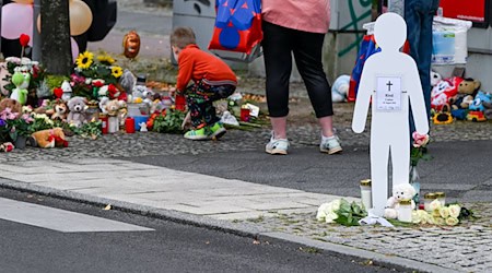 Eine Mahnwache findet nach dem Tod eines Zweijährigen auf einem Zebrastreifen in Lichtenberg an der Unfallstelle statt. / Foto: Jens Kalaene/dpa