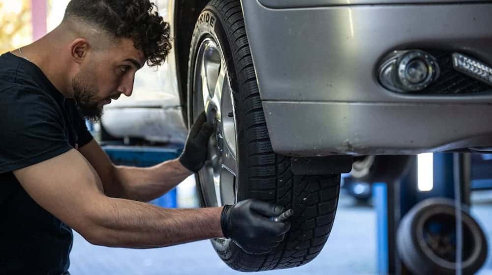 Vor allem rund um die Reparatur von Autos wurden in Berlin und Brandenburg im ersten Halbjahr viele Gewerbe an- und abgemeldet. (Symbolbild) / Foto: Hannes P Albert/dpa