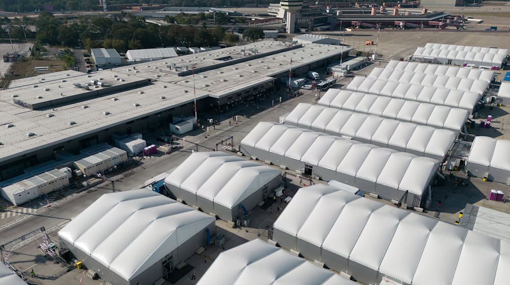 Bis Jahresende sollen die verbliebenen Bewohner der Flüchtlingsunterkunft Tegel ausziehen. (Archivbild)    / Foto: Sebastian Gollnow/dpa