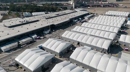 Bis Jahresende sollen die verbliebenen Bewohner der Flüchtlingsunterkunft Tegel ausziehen. (Archivbild)    / Foto: Sebastian Gollnow/dpa